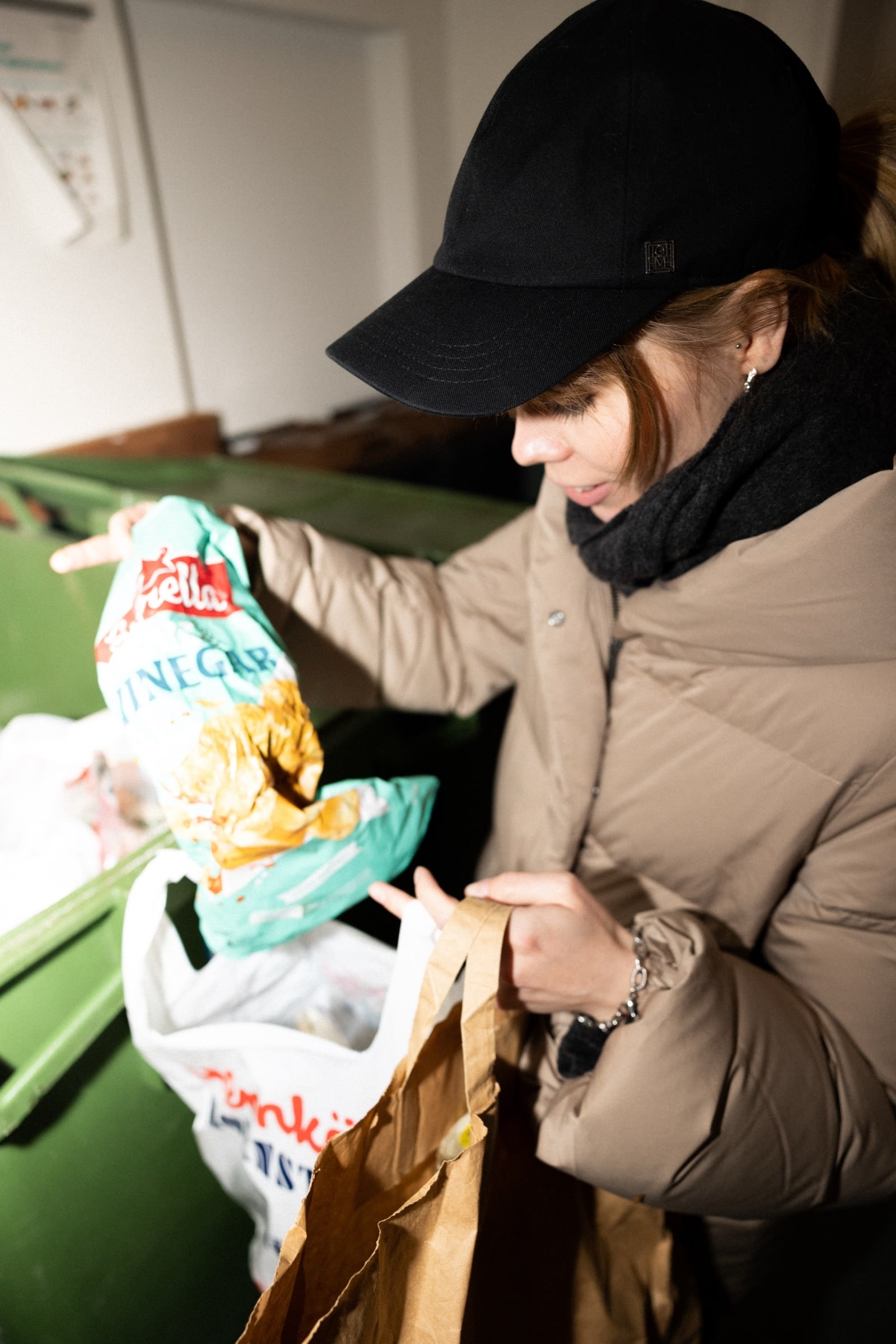 Person scanning a product package with the Plovie app